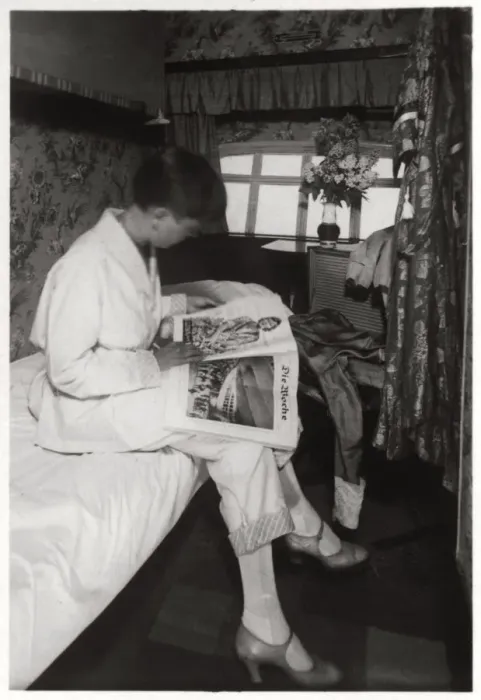 Framed Print : View of a passenger cabin on board Zeppelin LZ 127 Graf Zeppelin, 1933 Framed Print : View of a passenger cabin on board Zeppelin LZ 127 Graf Zeppelin, 1933