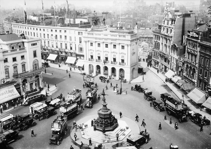 Framed Print : A view of Piccadilly Circus, c1912-c1914 Framed Print : A view of Piccadilly Circus, c1912-c1914