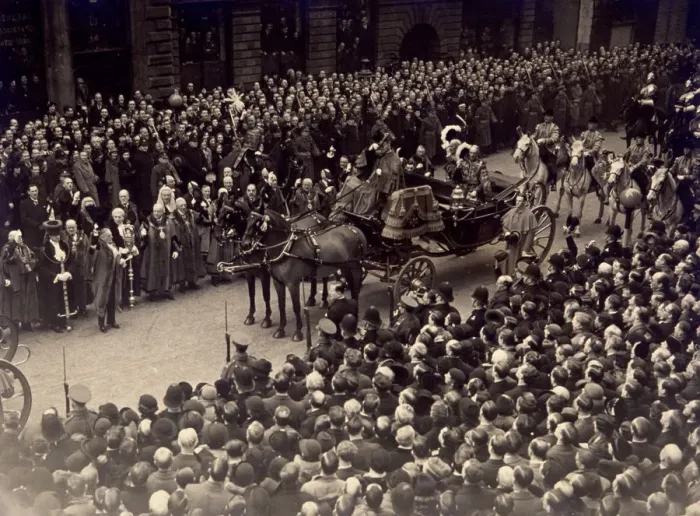 Framed Print : View showing part of the Jubilee Procession of King George V and Queen Mary, May 6 1935 Framed Print : View showing part of the Jubilee Procession of King George V and Queen Mary, May 6 1935