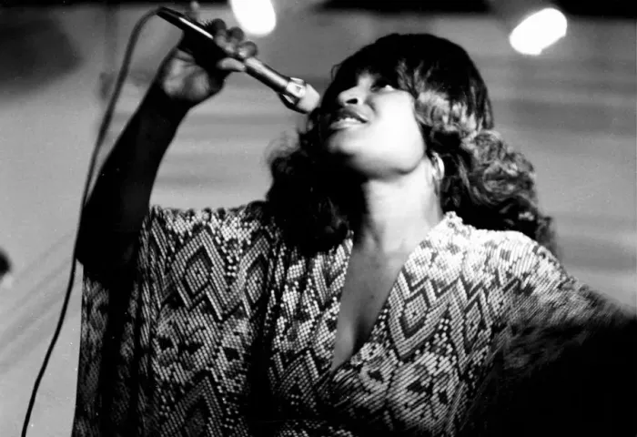 Framed Print : Viola Wills, Ronnie Scotts, London, 1974. Artist: Brian O Connor Framed Print : Viola Wills, Ronnie Scotts, London, 1974. Artist: Brian O Connor