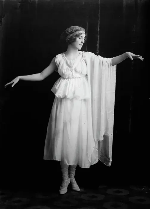 Framed Print : Violet Romer, between c1910 and c1915. Creator: Bain News Service Framed Print : Violet Romer, between c1910 and c1915. Creator: Bain News Service