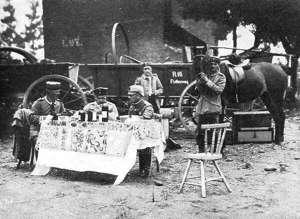 A Vise, des officiers allemands degustent en plein air les vins requisitionnes, 1914. Creator: Unknown