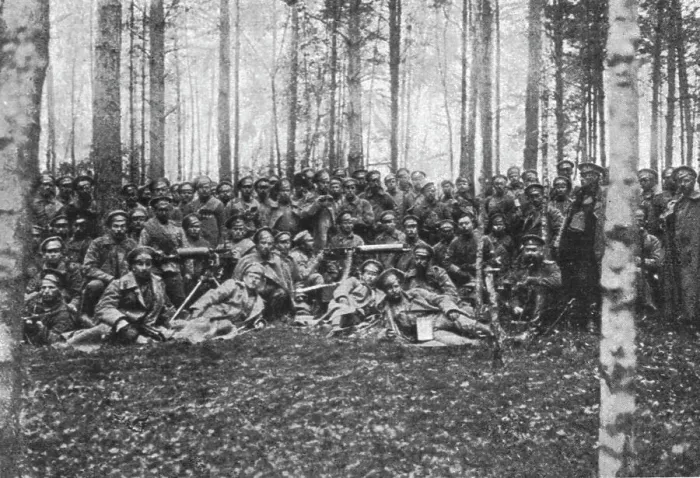 Framed Print : Visions de guerre sur le front russe; la compagnie de chasseurs qui a pris des tranchees... 1916. Creator: L.H Grondijs Framed Print : Visions de guerre sur le front russe; la compagnie de chasseurs qui a pris des tranchees... 1916. Creator: L.H Grondijs