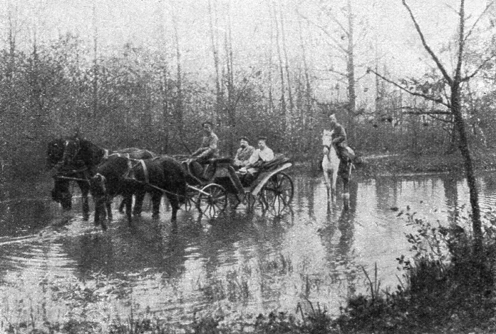Framed Print : Visions de guerre sur le front russe; la route dans les marecages. Quand ce cliché fut... 1916. Creator: Unknown Framed Print : Visions de guerre sur le front russe; la route dans les marecages. Quand ce cliché fut... 1916. Creator: Unknown