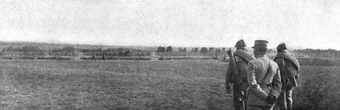 Framed Print : Visite du general Joffre aux troupes Russes en Champagne; Manoeuvres d'attaque et de... 1916. Creator: Unknown Framed Print : Visite du general Joffre aux troupes Russes en Champagne; Manoeuvres d'attaque et de... 1916. Creator: Unknown