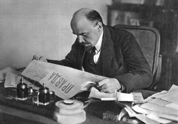 Framed Print : Vladimir Ilyich Ulyanov (Lenin), Russian Bolshevik revolutionary, reading Pravda, 1918 Framed Print : Vladimir Ilyich Ulyanov (Lenin), Russian Bolshevik revolutionary, reading Pravda, 1918