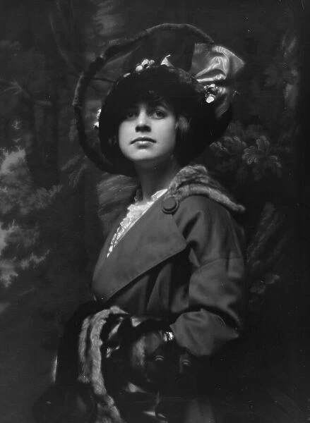 Wade, Miss, portrait photograph, 1913. Creator: Arnold Genthe