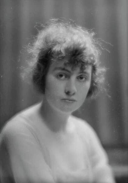 Waite, W. Miss, portrait photograph, 1915. Creator: Arnold Genthe