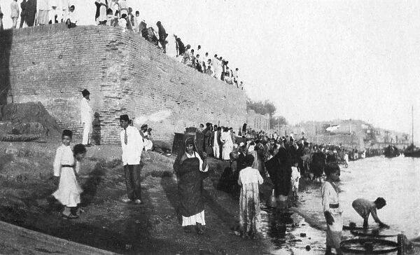 Waiting for the troop barges to arrive, Tigris River, Baghdad, Iraq, 1917-1919