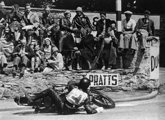Framed Print : Wal Handley at the Junior TT, Isle of Man, 1933 Framed Print : Wal Handley at the Junior TT, Isle of Man, 1933