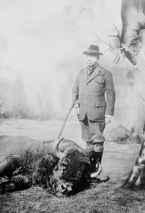 Framed Print : Walter Winans with gun and dead buffalo, between c1910 and c1915. Creator: Bain News Service Framed Print : Walter Winans with gun and dead buffalo, between c1910 and c1915. Creator: Bain News Service