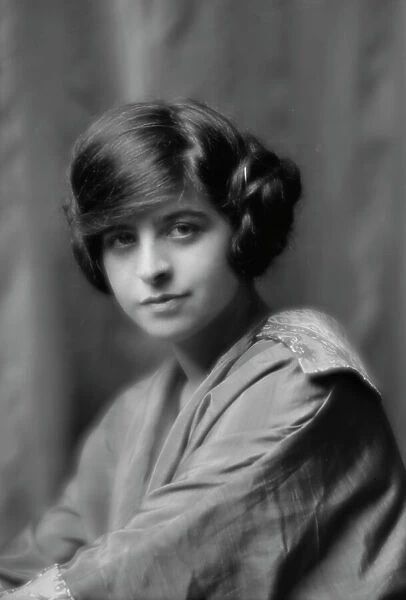 Wanger, Beatrice, Miss, portrait photograph, between 1912 and 1915. Creator: Arnold Genthe