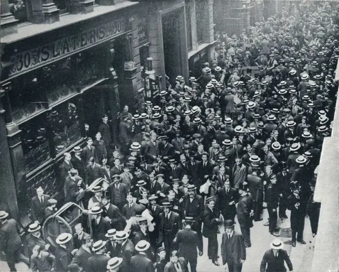 Framed Print : The war crisis in the city: The closing of the London Stock Exchange, 1914 Framed Print : The war crisis in the city: The closing of the London Stock Exchange, 1914