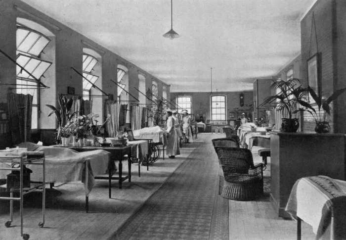 Framed Print : A ward in Guys Hospital, Southwark, London, 1904 Framed Print : A ward in Guys Hospital, Southwark, London, 1904