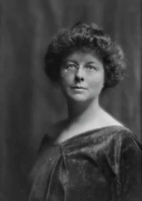Framed Print : Ward, Mable R. Mrs. portrait photograph, 1913. Creator: Arnold Genthe Framed Print : Ward, Mable R. Mrs. portrait photograph, 1913. Creator: Arnold Genthe