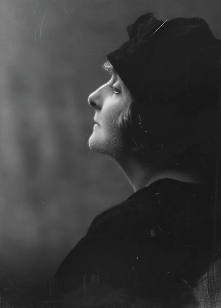 Warfield, Irene, Miss, portrait photograph, 1917. Creator: Arnold Genthe