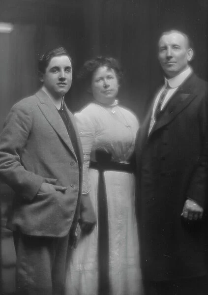 Warren group, portrait photograph, 1913. Creator: Arnold Genthe