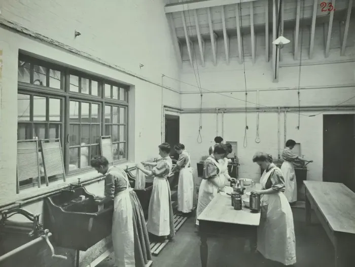 Framed Print : The washing room, Battersea Polytechnic, London, 1907 Framed Print : The washing room, Battersea Polytechnic, London, 1907
