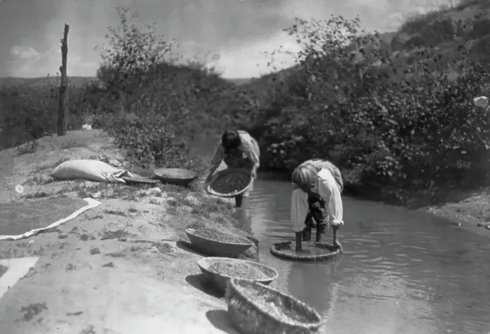 Framed Print : Washing wheat-San Juan, c1905. Creator: Edward Sheriff Curtis Framed Print : Washing wheat-San Juan, c1905. Creator: Edward Sheriff Curtis