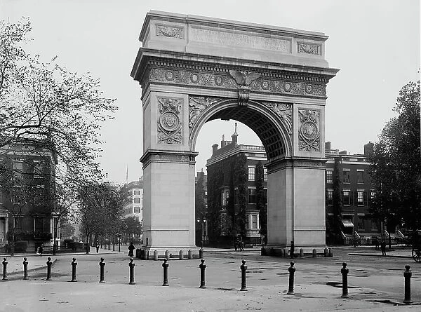 Washington Arch, Washington Square, New York, N.Y. c1901. Creator: Unknown