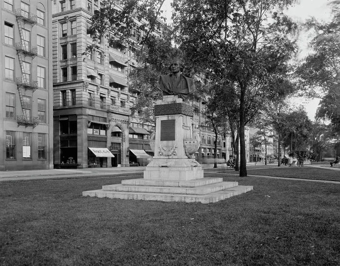 Framed Print : Washington Boulevard and Columbus monument, Detroit, Mich. between 1910 and 1920. Creator: Unknown Framed Print : Washington Boulevard and Columbus monument, Detroit, Mich. between 1910 and 1920. Creator: Unknown