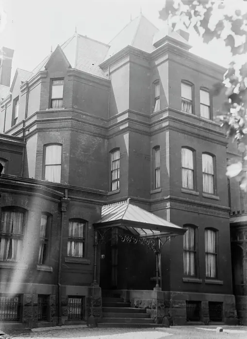 Framed Print : Washington: J.H. Hammond's, between c1910 and c1915. Creator: Bain News Service Framed Print : Washington: J.H. Hammond's, between c1910 and c1915. Creator: Bain News Service