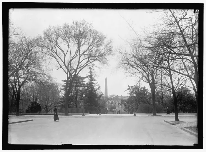 Framed Print : Washington Monument, between 1910 and 1917. Creator: Harris & Ewing. Washington Monument, between 1910 and 1917. Creator: Harris & Ewing Framed Print : Washington Monument, between 1910 and 1917. Creator: Harris & Ewing. Washington Monument, between 1910 and 1917. Creator: Harris & Ewing