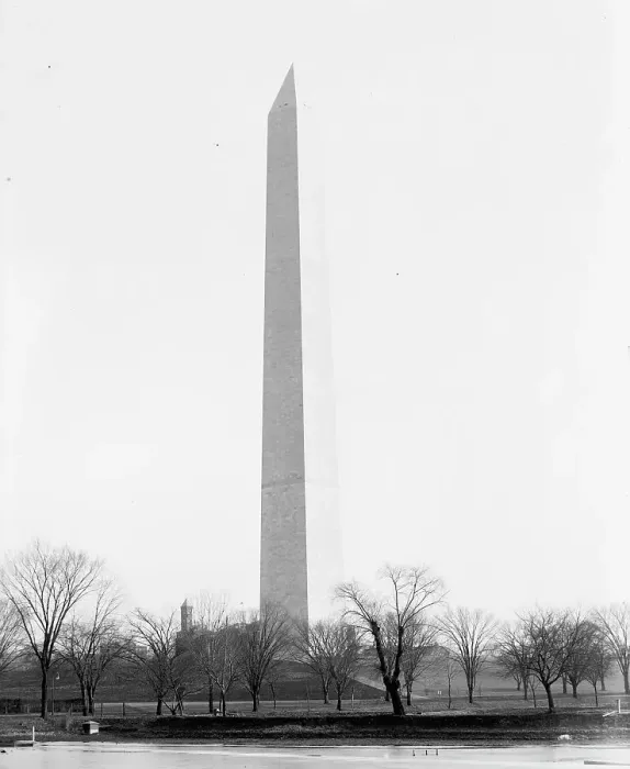 Framed Print : Washington Monument, Wash. D.C. between 1900 and 1910. Creator: Unknown Framed Print : Washington Monument, Wash. D.C. between 1900 and 1910. Creator: Unknown
