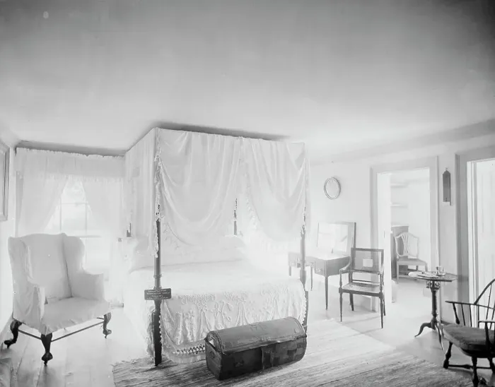 Framed Print : Washington's room at Mt. Vernon, c.between 1910 and 1920. Creator: Unknown Framed Print : Washington's room at Mt. Vernon, c.between 1910 and 1920. Creator: Unknown