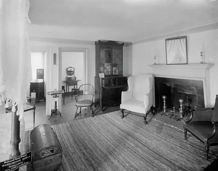 Framed Print : Washington's room at Mt. Vernon, c.between 1910 and 1920. Creator: Unknown Framed Print : Washington's room at Mt. Vernon, c.between 1910 and 1920. Creator: Unknown