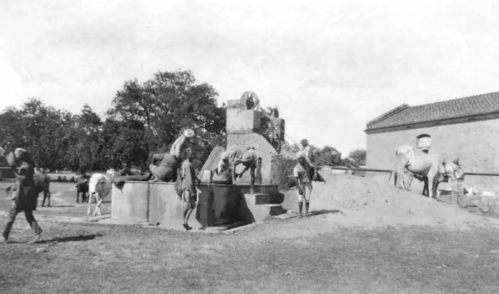Framed Print : Water well, Mathura, India, 1916-1917 Framed Print : Water well, Mathura, India, 1916-1917