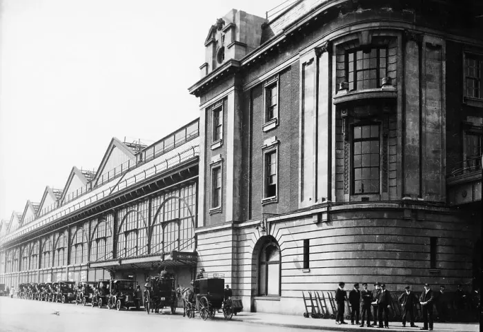 Framed Print : Waterloo Station, 1910 Framed Print : Waterloo Station, 1910