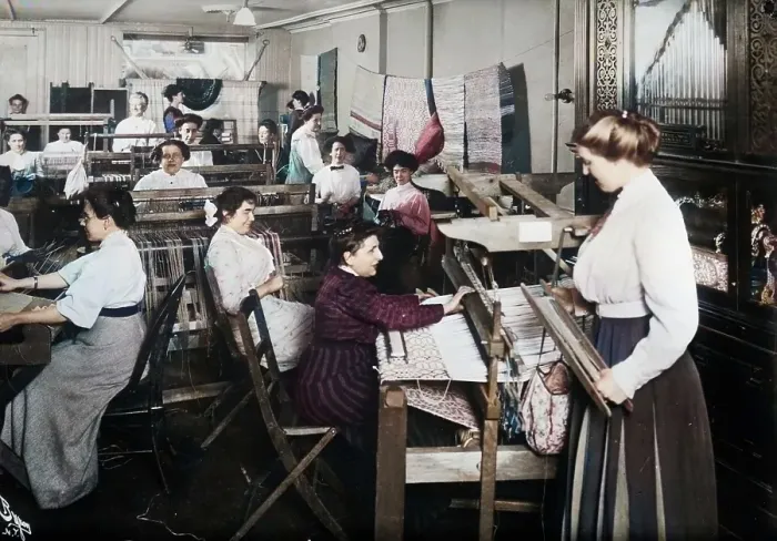 Framed Print : Weavers at work, between c1910 and c1915. Creator: Bain News Service Framed Print : Weavers at work, between c1910 and c1915. Creator: Bain News Service