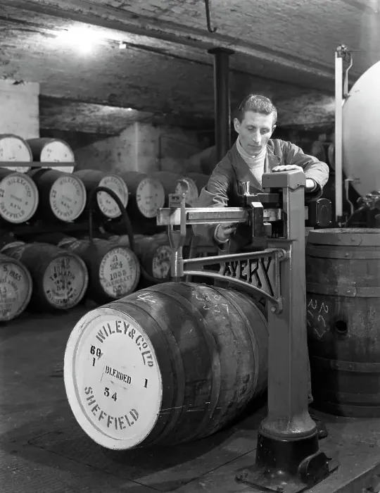 Framed Print : Weighing barrels of blended whisky at Wiley & Co, Sheffield, South Yorkshire, 1960 Framed Print : Weighing barrels of blended whisky at Wiley & Co, Sheffield, South Yorkshire, 1960