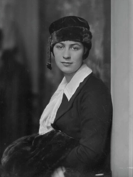 Weil, Elizabeth, Miss, portrait photograph, 1916. Creator: Arnold Genthe