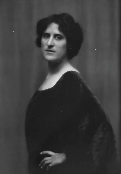 Weiman, Rita, Miss, portrait photograph, 1913. Creator: Arnold Genthe