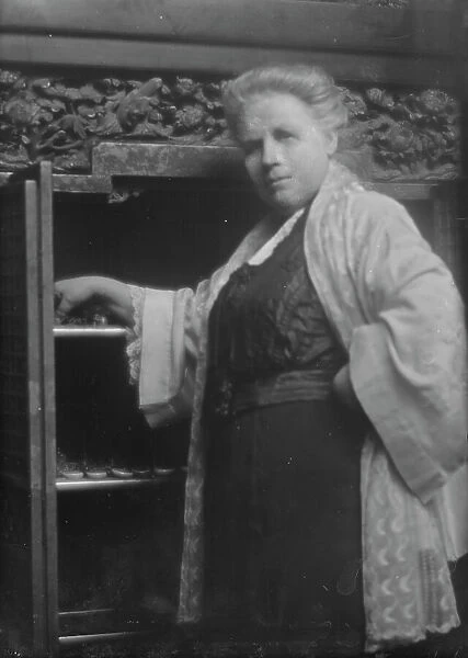 Weisse, Mrs. portrait photograph, 1913 Mar. 28. Creator: Arnold Genthe