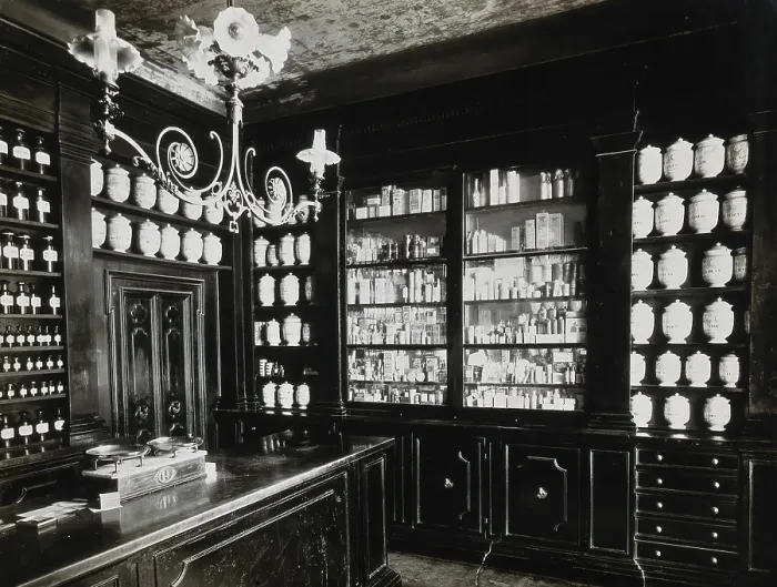 Framed Print : Wellcome Historical Medical Museum, Wigmore Street, London: a display of pharmacy jars. Creator: Unknown Framed Print : Wellcome Historical Medical Museum, Wigmore Street, London: a display of pharmacy jars. Creator: Unknown