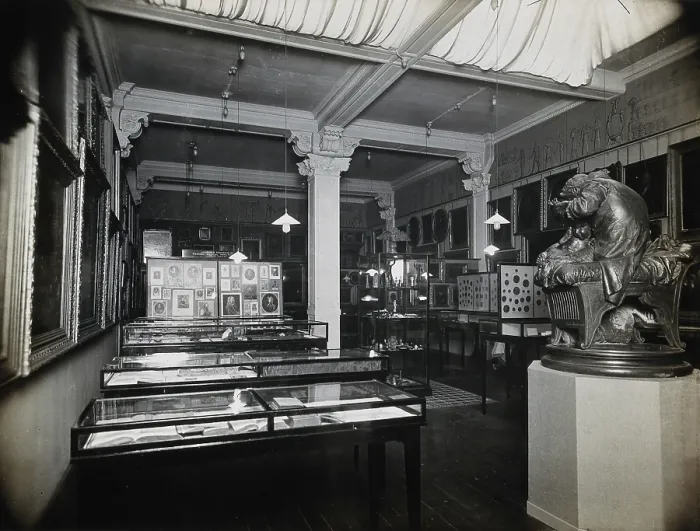 Framed Print : Wellcome Historical Medical Museum, Wigmore Street, London: the Jenner section of the Gallery... Creator: Unknown Framed Print : Wellcome Historical Medical Museum, Wigmore Street, London: the Jenner section of the Gallery... Creator: Unknown