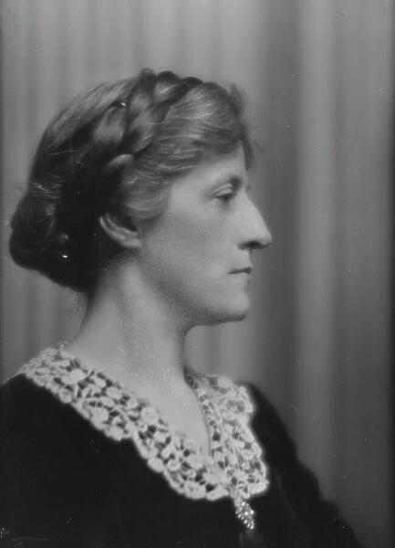 Wellford, Miss, portrait photograph, 1915 Mar. 4. Creator: Arnold Genthe