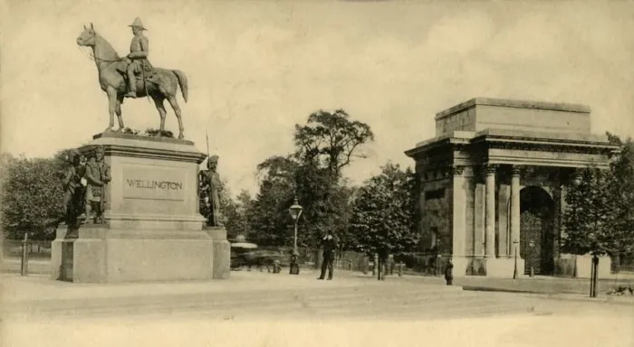 Framed Print : Wellington Monument, London, c1910. Creator: Unknown Framed Print : Wellington Monument, London, c1910. Creator: Unknown