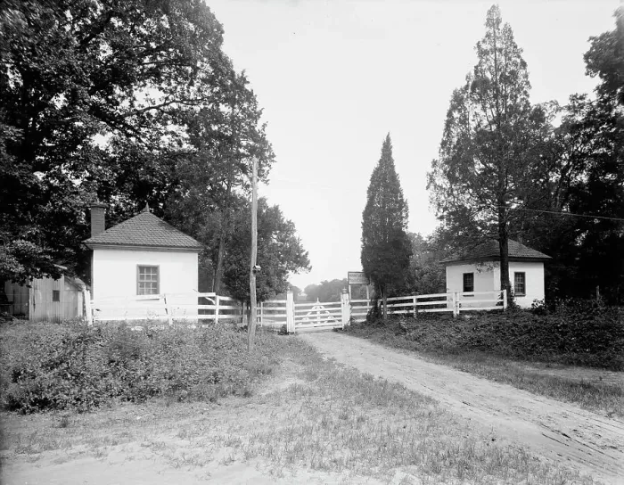 Framed Print : West lodge gate, Mt. Vernon, Va. between 1900 and 1915. Creator: Unknown Framed Print : West lodge gate, Mt. Vernon, Va. between 1900 and 1915. Creator: Unknown