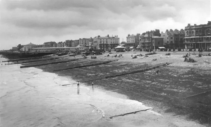 Framed Print : The west sea front, Worthing, West Sussex, c1900s-c1920s Framed Print : The west sea front, Worthing, West Sussex, c1900s-c1920s