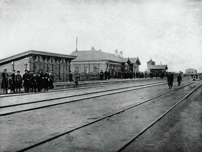 Framed Print : West-Siberian Railroad. Station of the Forth Class, Shumikha, 1892-1896. Creator: Unknown Framed Print : West-Siberian Railroad. Station of the Forth Class, Shumikha, 1892-1896. Creator: Unknown