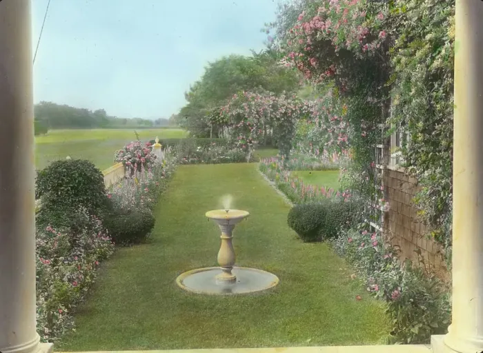 Framed Print : Westlawn, Edward Tiffany Dyer house, Great Plains Road, Southampton, New York, 1914. Creator: Frances Benjamin Johnston. Westlawn, Edward Tiffany Dyer house, Great Plains Road, Southampton, New York, 1914