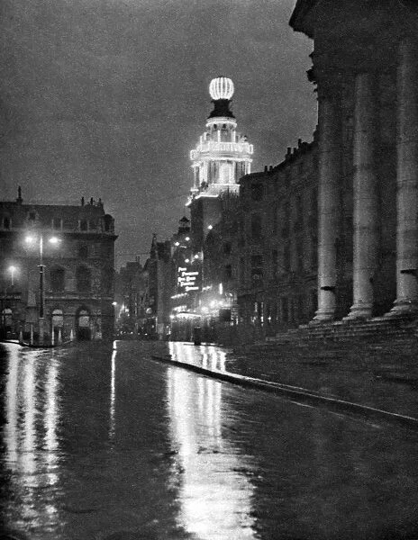 Wet weather in Trafalgar Square, London, 1926-1927. Artist: Paterson