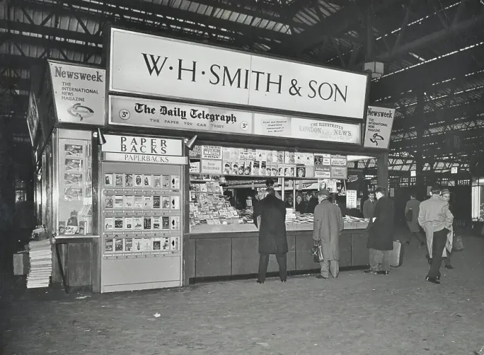 Framed Print : WH Smiths bookstall at Waterloo Station, Lambeth, London, 1960 Framed Print : WH Smiths bookstall at Waterloo Station, Lambeth, London, 1960