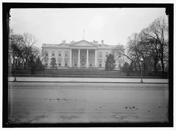 Framed Print : White House, between 1909 and 1923. Creator: Harris & Ewing. White House, between 1909 and 1923. Creator: Harris & Ewing Framed Print : White House, between 1909 and 1923. Creator: Harris & Ewing. White House, between 1909 and 1923. Creator: Harris & Ewing