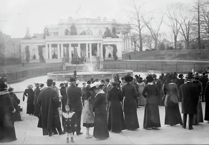 Framed Print : Before White House, 1913. Creator: Bain News Service Framed Print : Before White House, 1913. Creator: Bain News Service