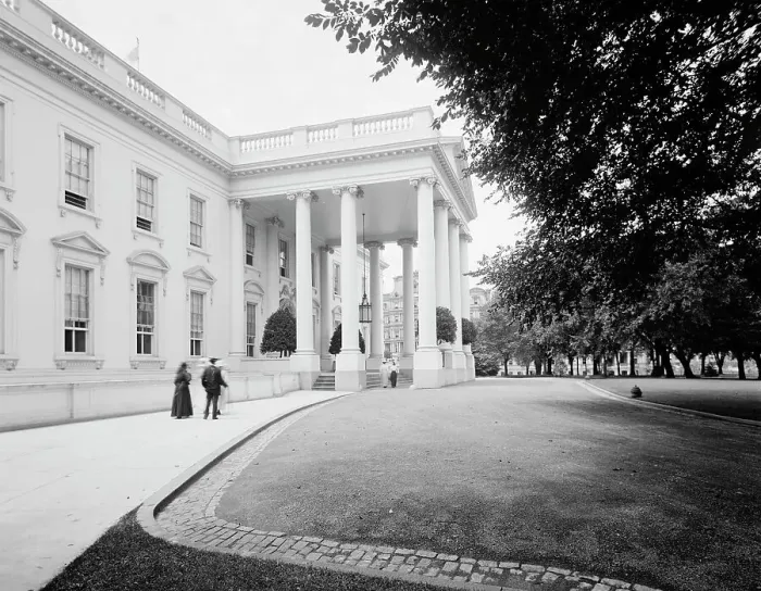 Framed Print : White House entrance, Washington, D.C. between 1910 and 1920. Creator: Unknown Framed Print : White House entrance, Washington, D.C. between 1910 and 1920. Creator: Unknown